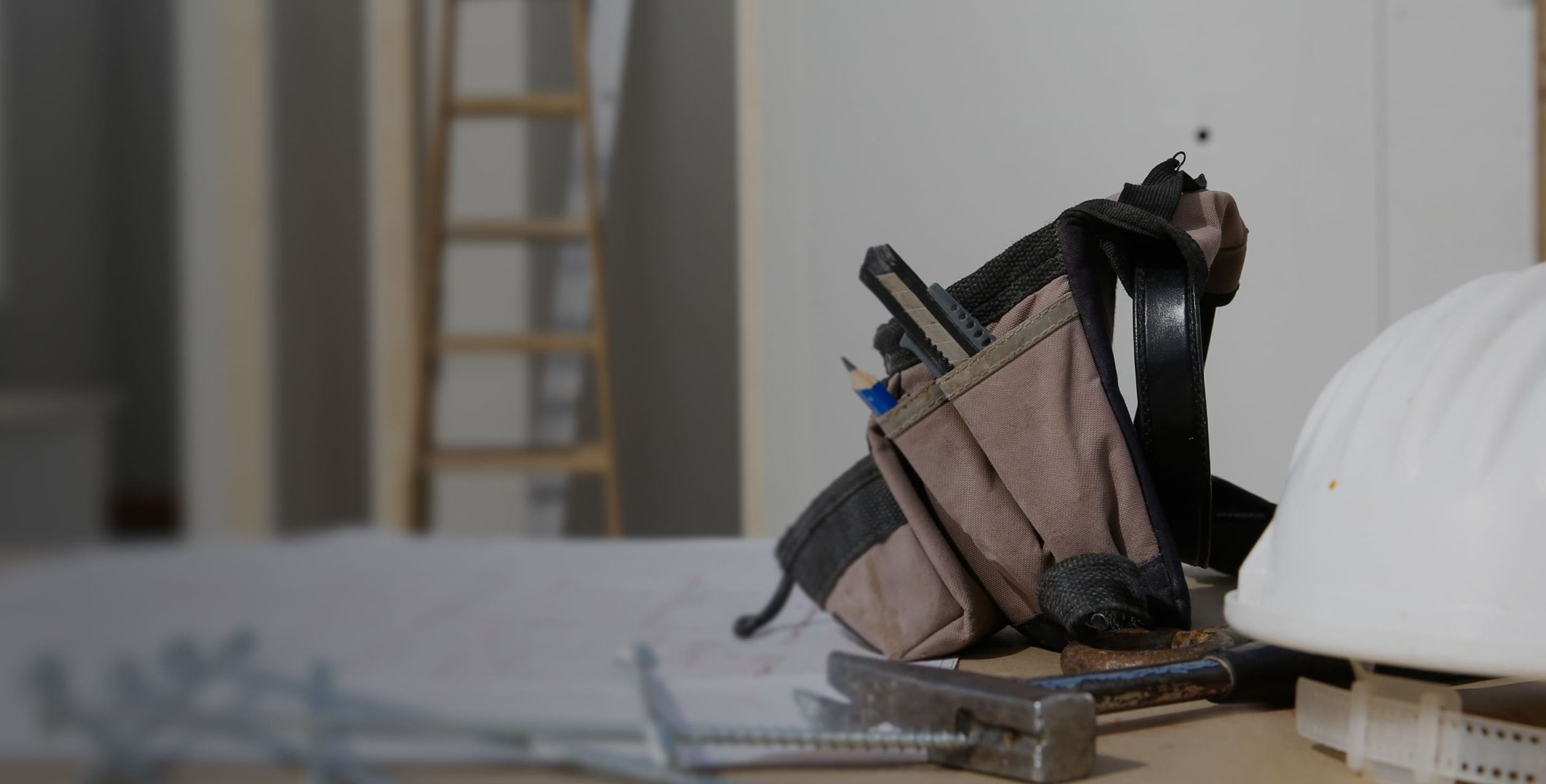 Werkzeugtasche und Schutzhelm für Montagearbeiten